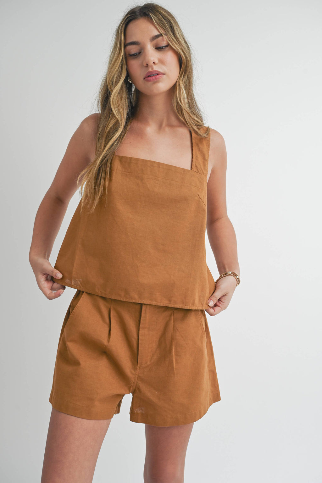 T3187ST CROSSED BACK DETAIL LINEN TOP: M / TOFFEE