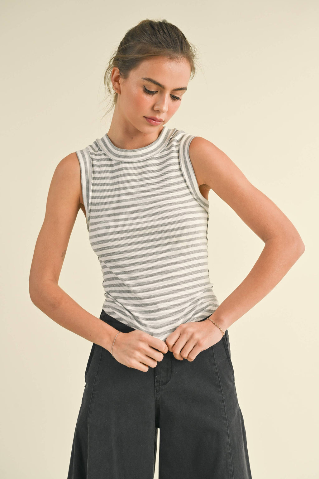 T3734  STRIPE PATTERN RIBBED TOP: L / Contemporary / BLACK/WHITE