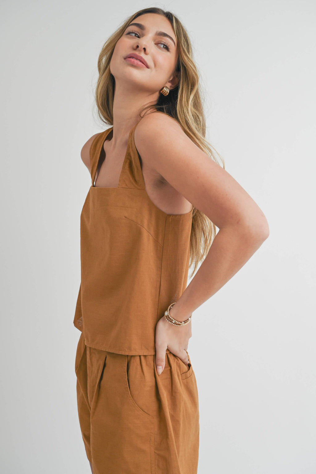 T3187ST CROSSED BACK DETAIL LINEN TOP: S / TOFFEE
