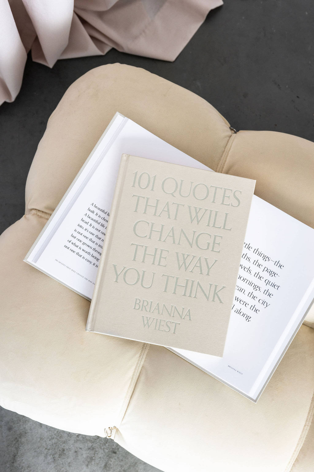 101 Quotes That Will Change The Way You Think - table book